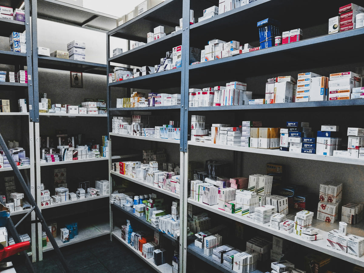Gefülltes Lager mit Hygieneartikeln, Desinfektionsmitteln und Verbandstoffen bei Pharma-Bär
