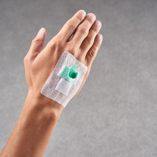 Curafix i.v. Soft Kanülenfixierung aus Vliesstoff mit Polsterkissen am Handrücken