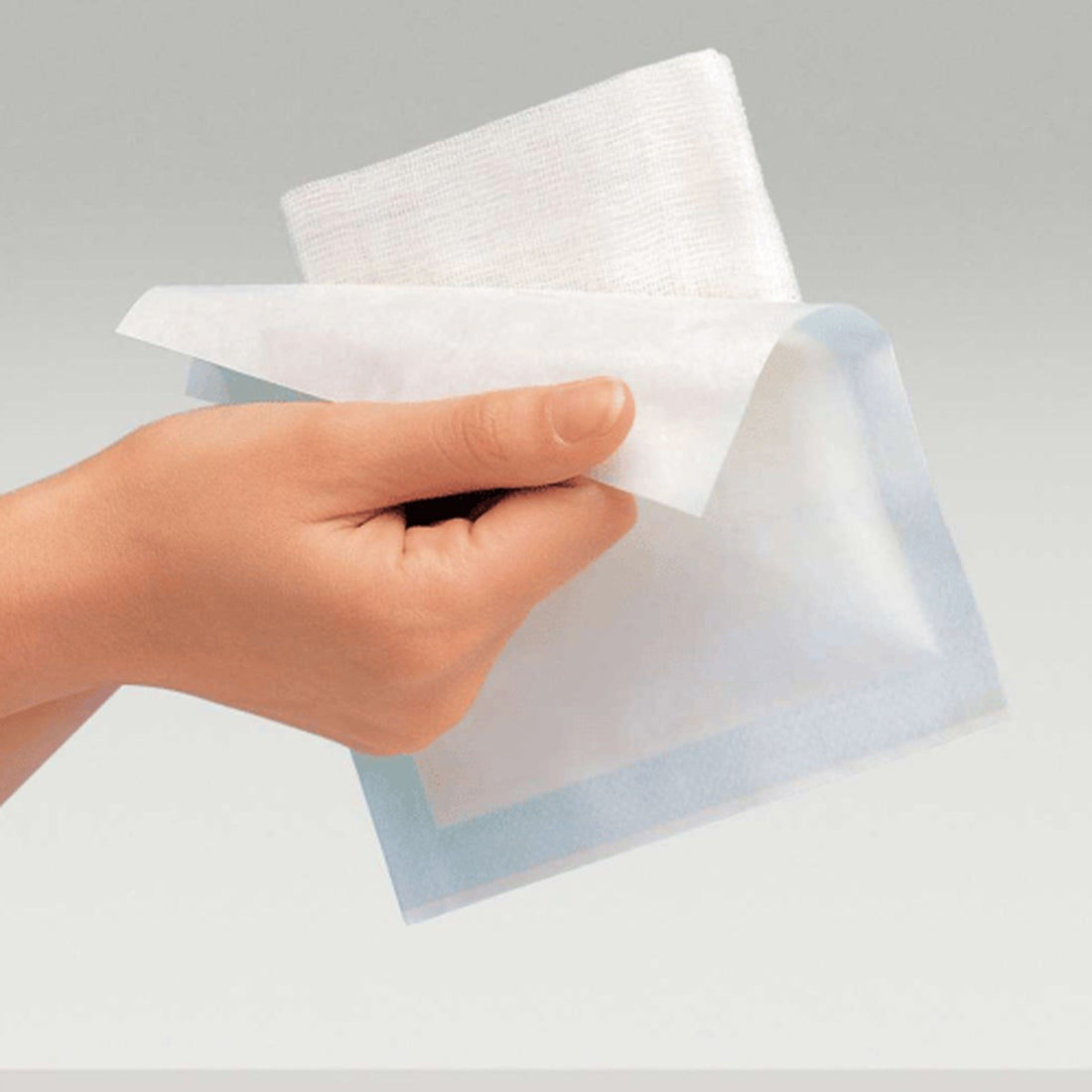 Sterile Gazin Mullkompresse wird aus dem Peel-Pack entnommen