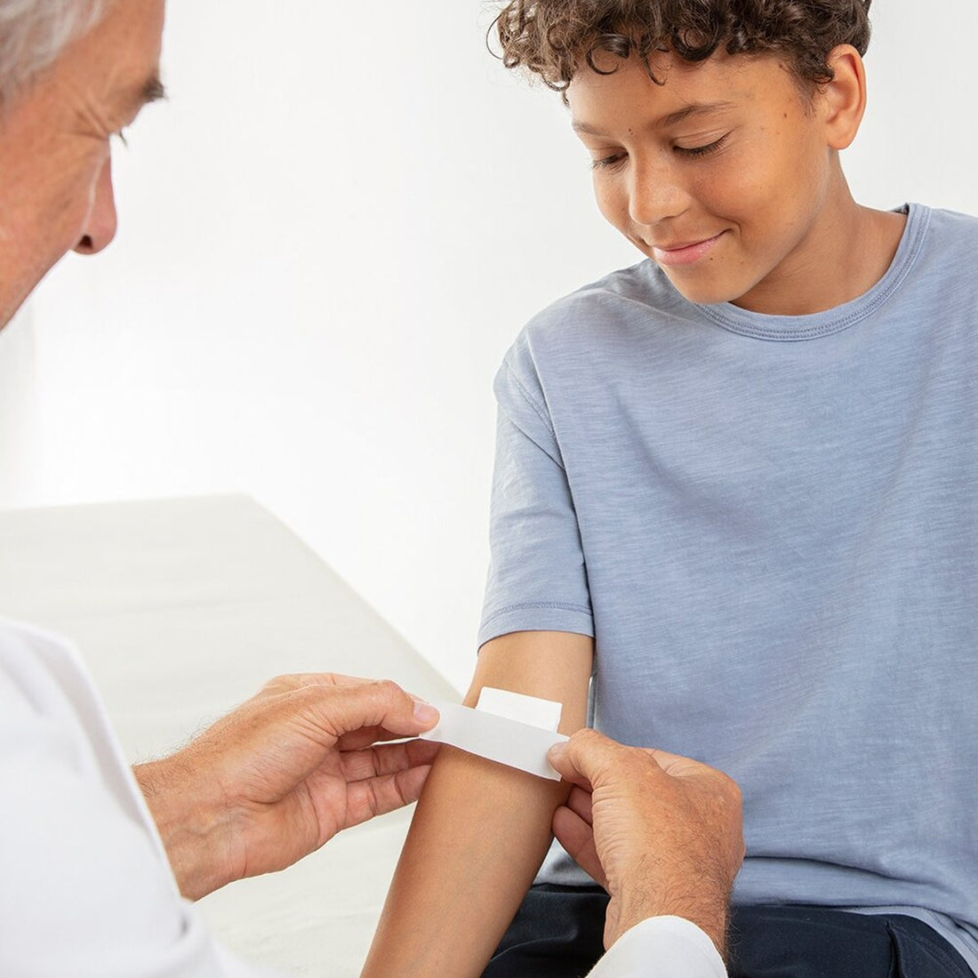 Leukosilk Fixierpflaster wird auf empfindlicher Haut am Arm angebracht