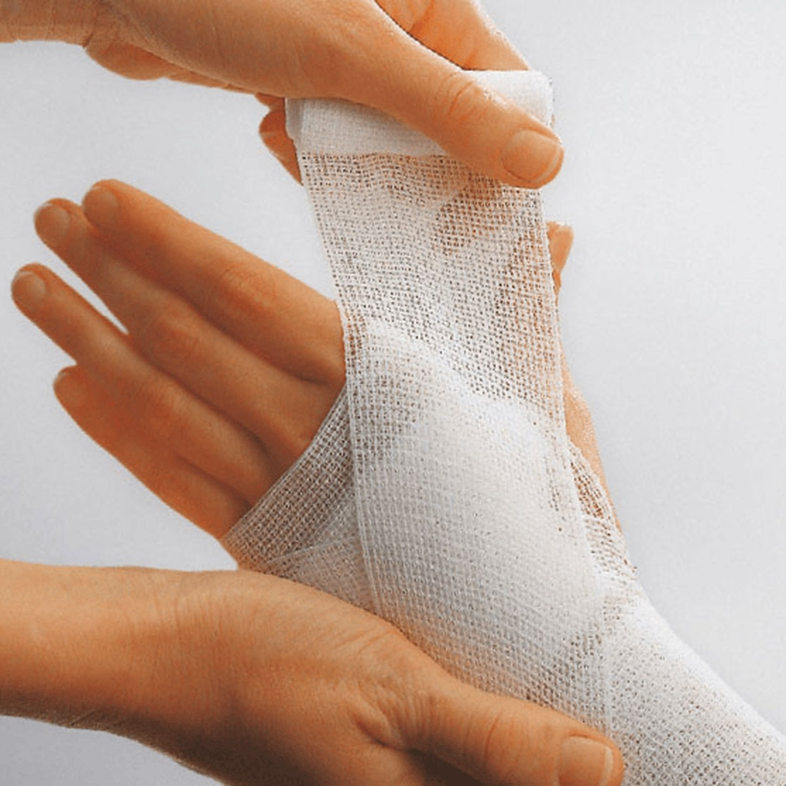 Mollelast elastische Fixierbinde beim Anlegen eines Handverbands