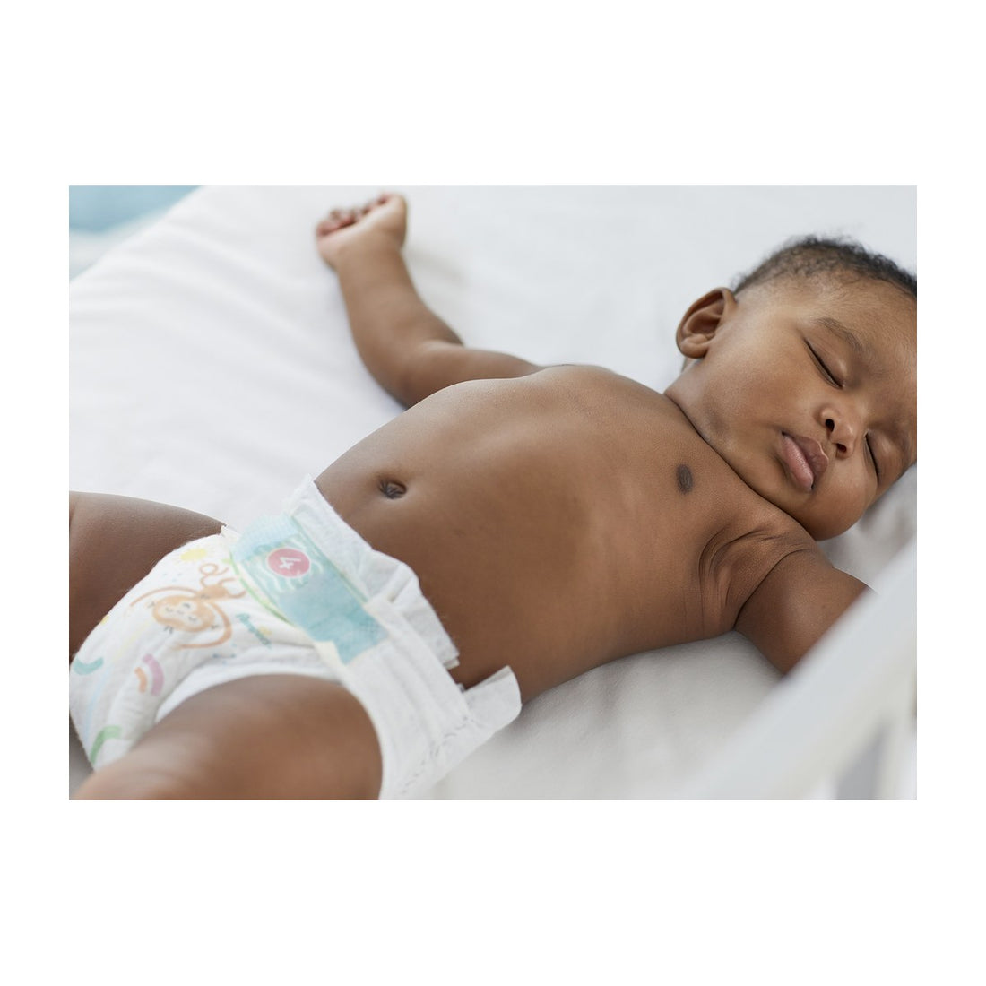 Baby schläft in Pampers Baby-Dry Windel
