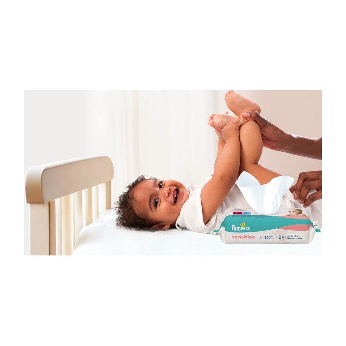Pampers Feuchttücher beim Wickeln auf dem Wickeltisch