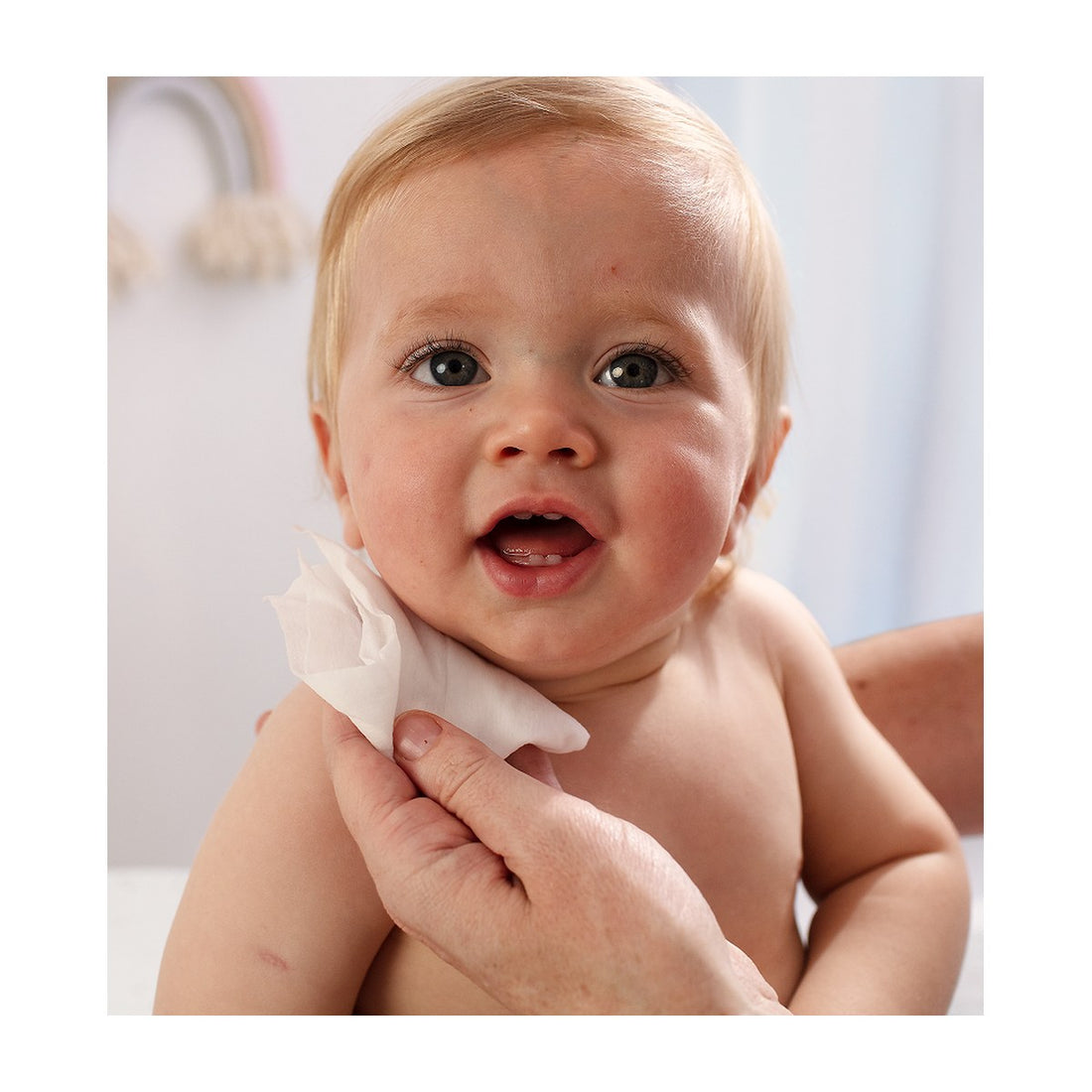 Baby wird mit einem Pampers Feuchttuch sanft gereinigt
