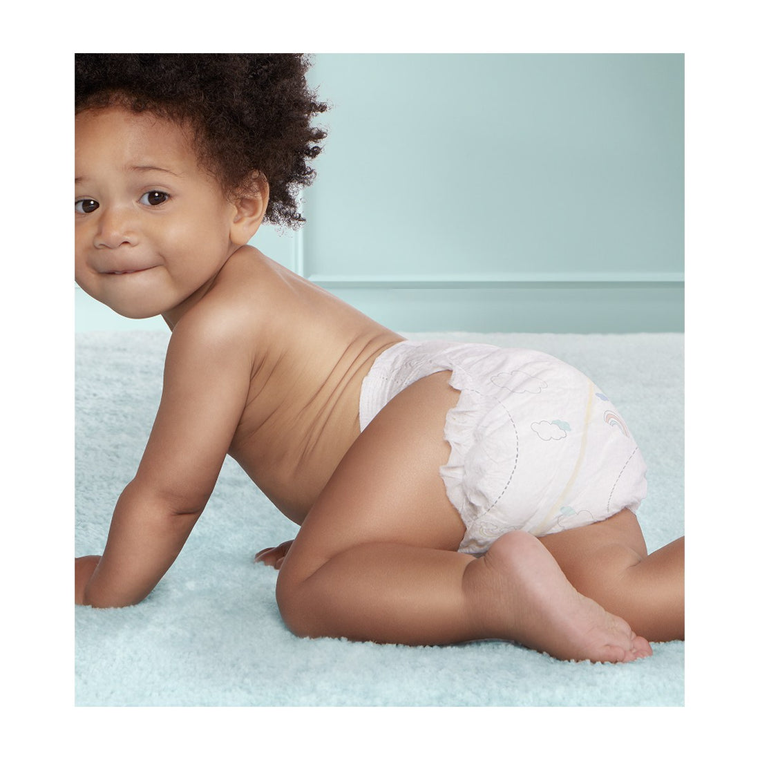 Baby in Pampers Premium Protection Windel beim Krabbeln