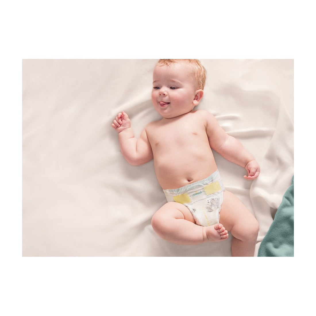 Neugeborenes wird mit Pampers Premium Protection gewickelt