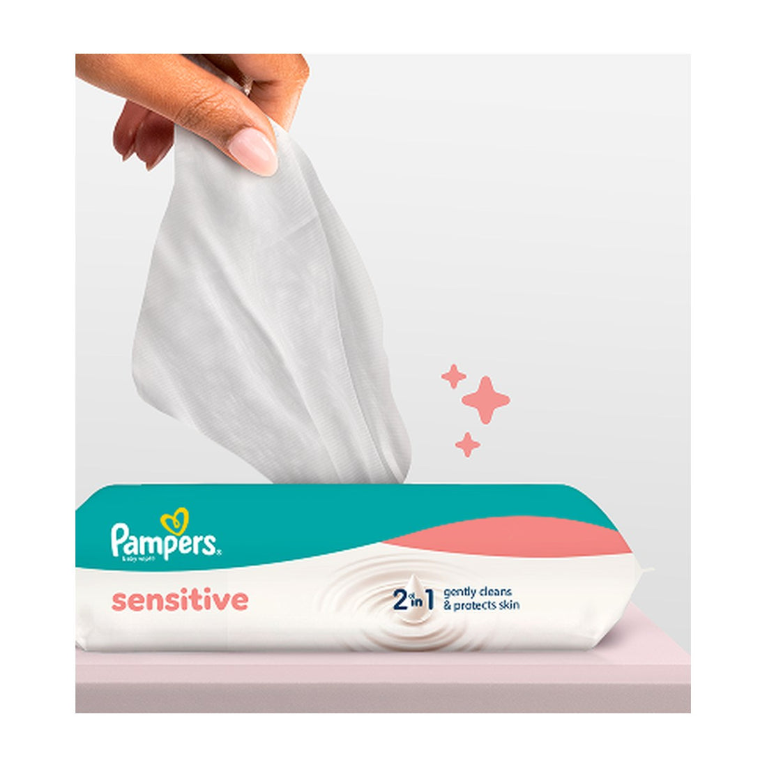 Pampers Sensitive Feuchttücher, Tuch wird aus der Packung entnommen